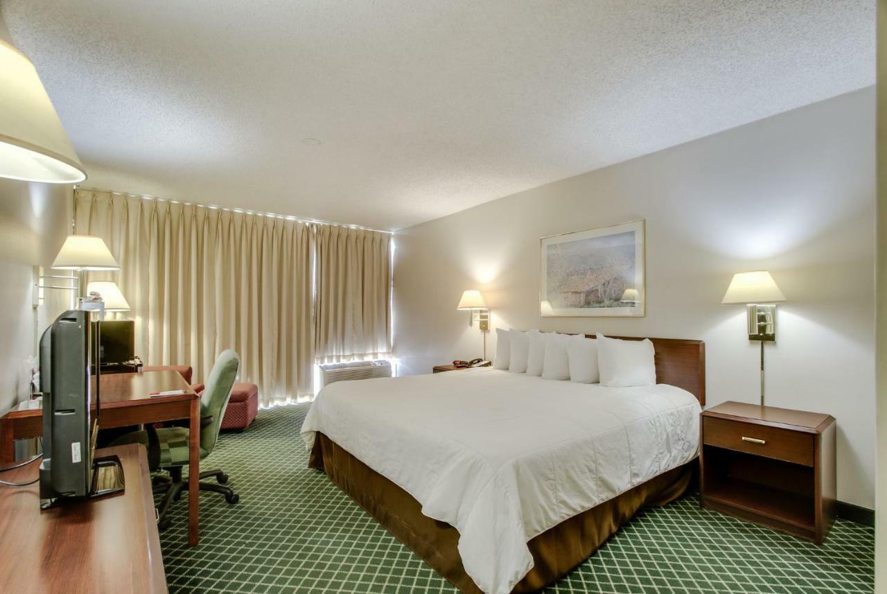 Days Inn by Wyndham Market Center Dallas Love Field